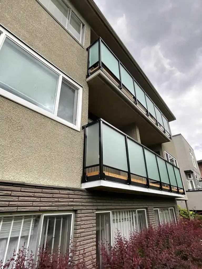 Aluminum-framed glass railing by Alpha Glass Ltd, project photo 7