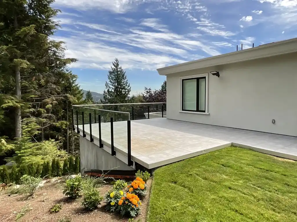 Aluminum-framed glass railing by Alpha Glass Ltd, project photo 8