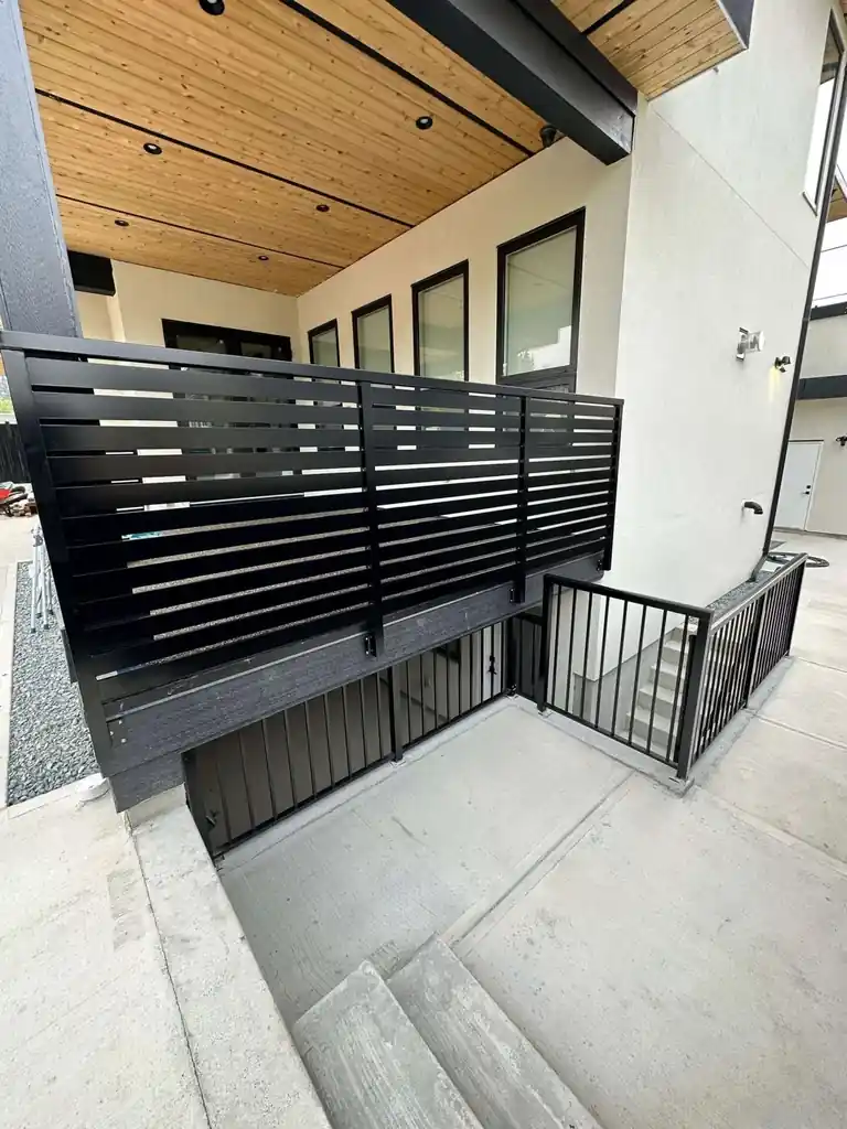 Aluminum picket railing by Alpha Glass Ltd, project photo 4