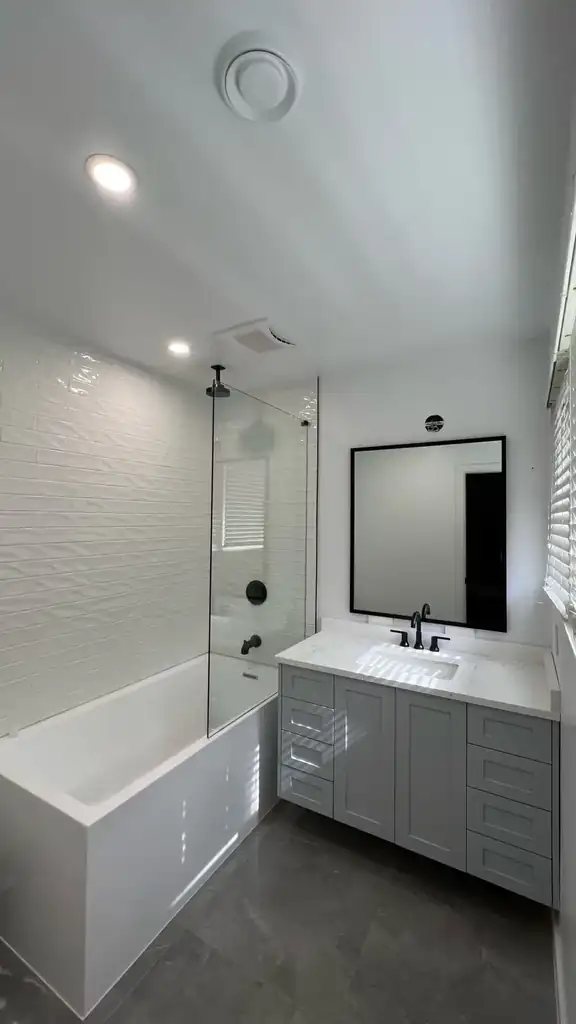 Fixed glass shower panel by Alpha Glass Ltd, project photo 8