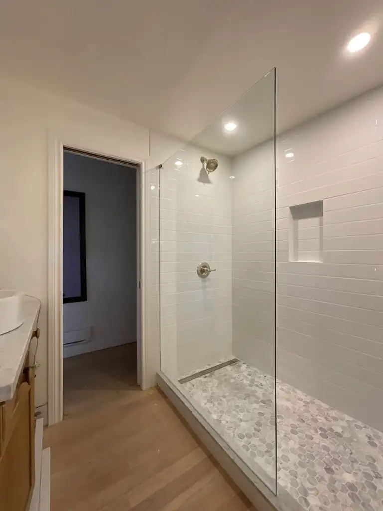Fixed glass shower panel by Alpha Glass Ltd, project photo 9
