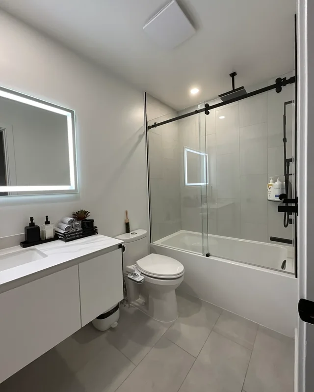 Sliding shower doors by Alpha Glass Ltd, project photo 2