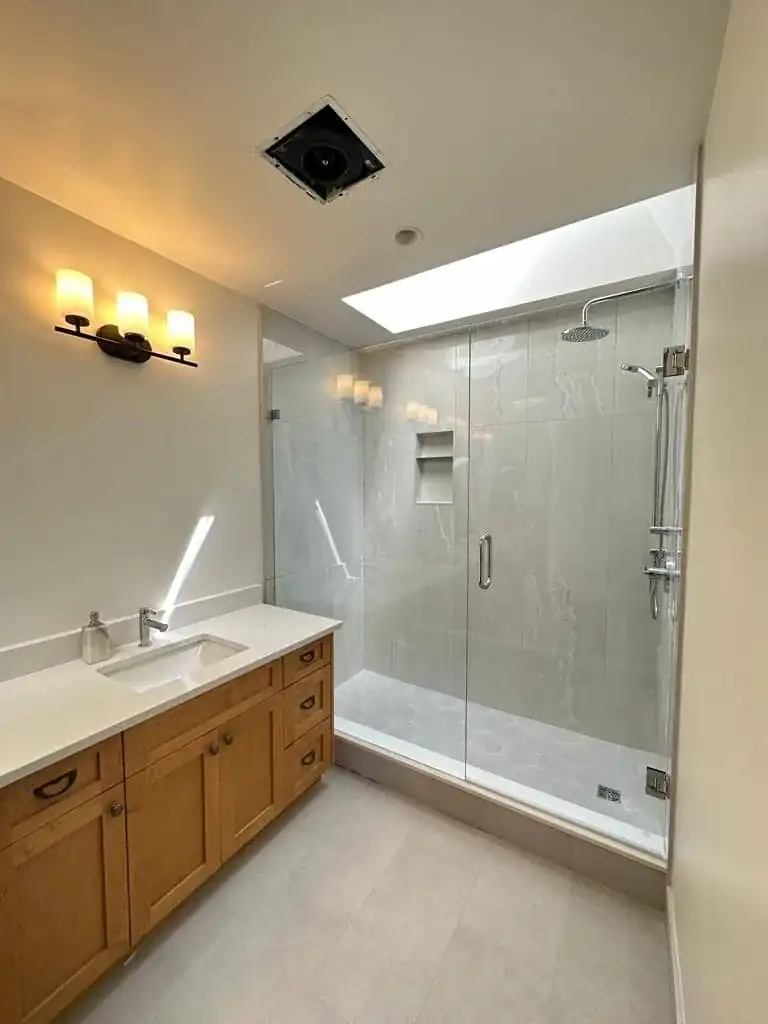 Frameless swing shower door by Alpha Glass Ltd, project photo 40